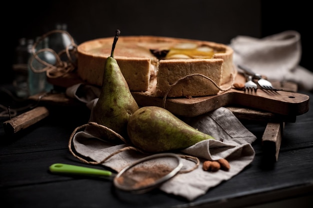 Tarta casera de pera con canela y azúcar. Enfoque selectivo.