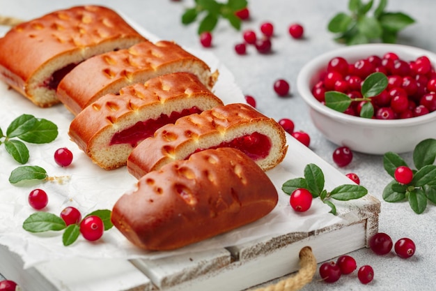 Foto tarta casera recién horneada con mermelada y arándanos orgánicos frescos deliciosos pasteles para el té pastel de bayas desayuno postre nutrición saludable cocina nórdica escandinava enfoque selectivo