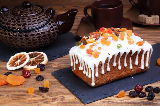 Tarta casera de requesón con frutas confitadas y azúcar glas