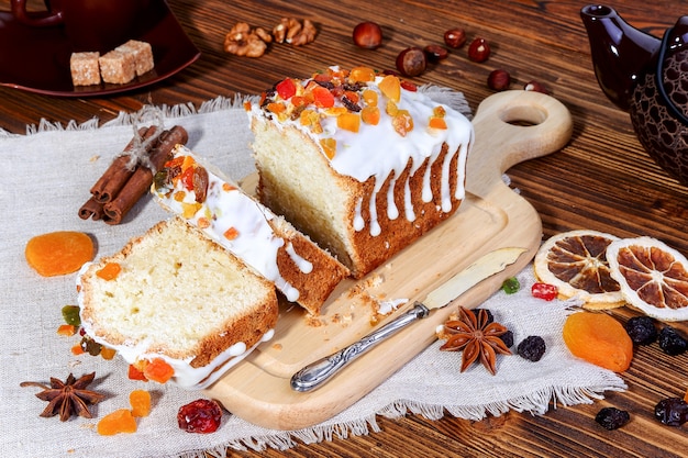 Tarta casera de requesón con frutas confitadas y azúcar glas