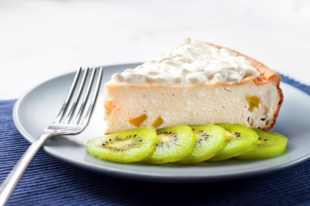 Tarta casera de requesón y sémola con kiwi y crema