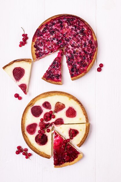 Tarta casera de tarta de dos bayas caseras con fresas y tarta de nata montada con arándanos