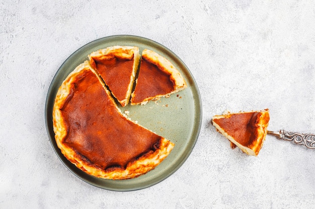 Tarta casera de tarta de queso san sebastián con fresa.