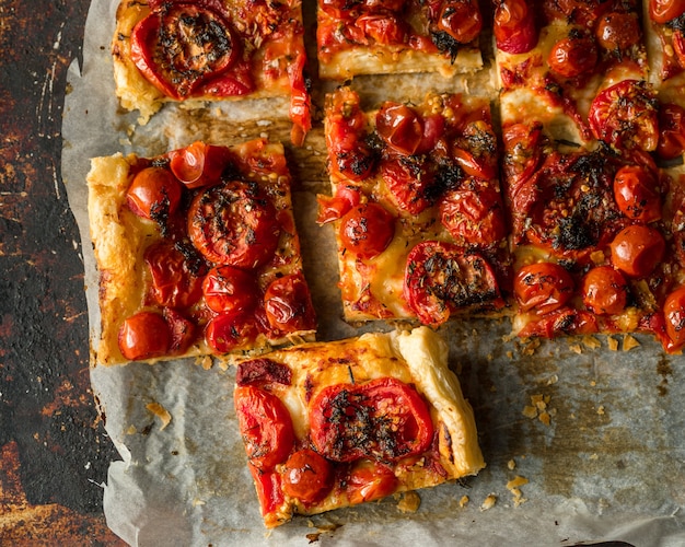 Tarta casera de tomates cherry en el papel de hornear