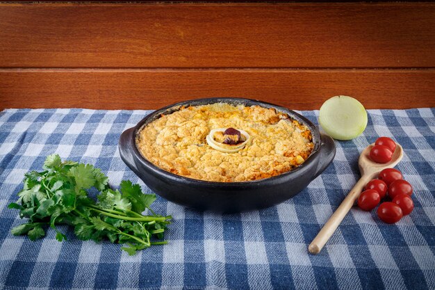 Tarta casera vegetariana de aceitunas con tomate cebolla y verduras Torta Capixaba completa de marisco