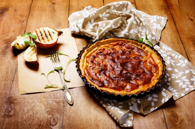 Tarta de cebolla o tarta servida con cebolla asada