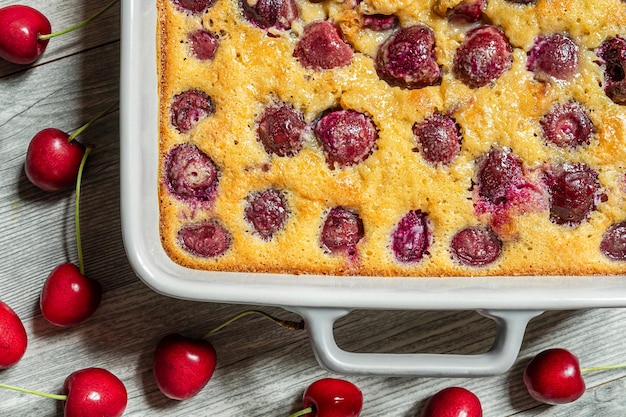 La tarta de cereza Clafoutis es un pastel francés tradicional en un plato de horneado, vista de arriba