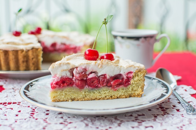 Tarta de cereza y merengue