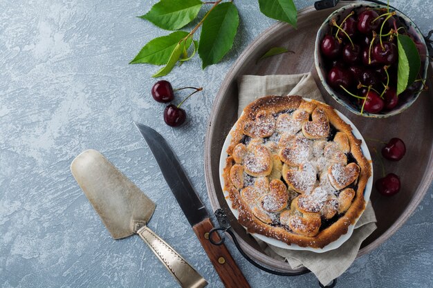 Tarta de cerezas abierta casera con celosía