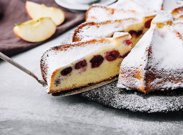 Tarta con cerezas y azúcar en polvo