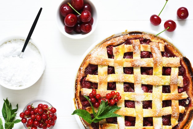 Foto tarta de cerezas en un blanco de madera con lugar para el texto.