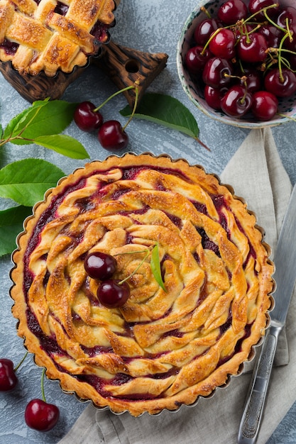 Tarta de cerezas casera con frutas de cereza en un tazón