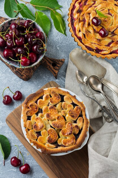 Tarta de cerezas casera con frutas de cereza en un tazón