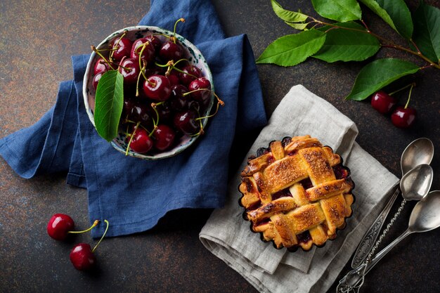 Tarta de cerezas casera con frutas de cereza en un tazón