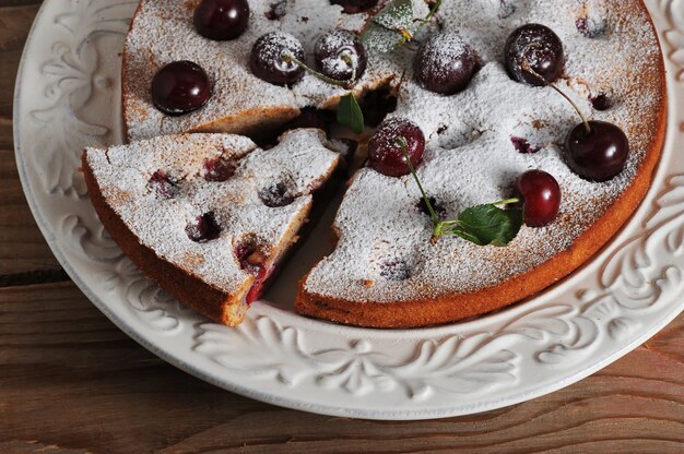 Tarta de cerezas casera en superficie rústica