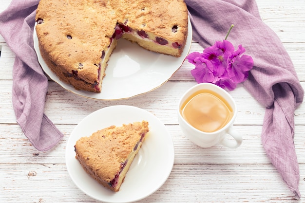 Tarta de cerezas casera con una taza de té encima