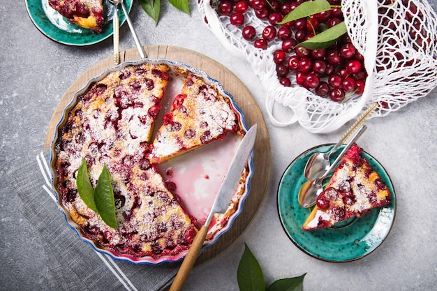 Tarta de cerezas clafouti sobre piedra negra