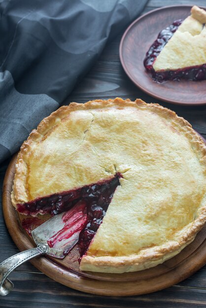 Tarta de cerezas en el fondo de madera