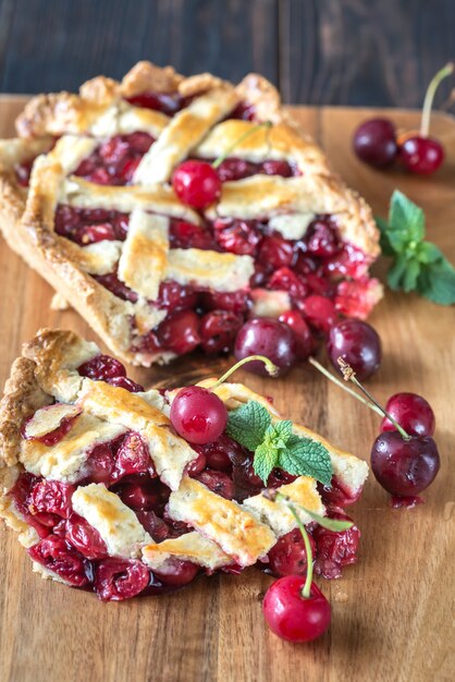 Tarta de cerezas en el tablero de madera