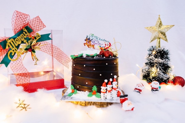 Tarta de chocolate con bayas frescas en ambiente navideño