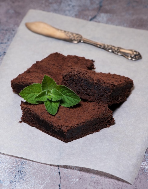 Tarta de chocolate con brownies sobre papel de horno