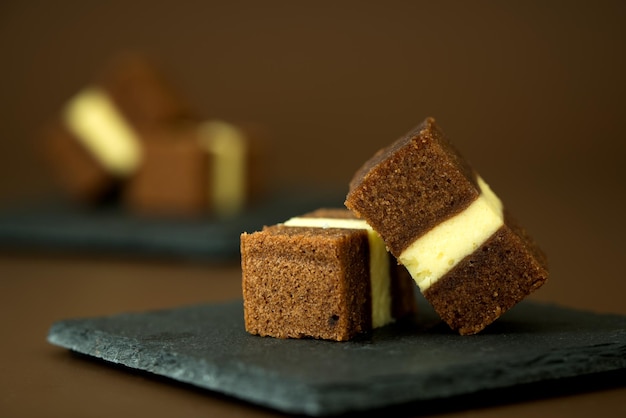 Tarta de chocolate con capas de queso