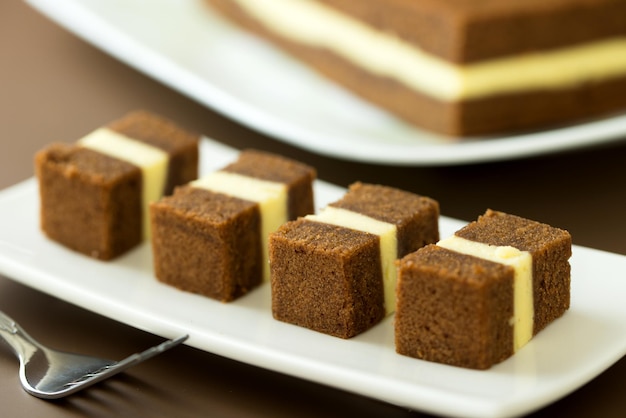 Tarta de chocolate con capas de queso