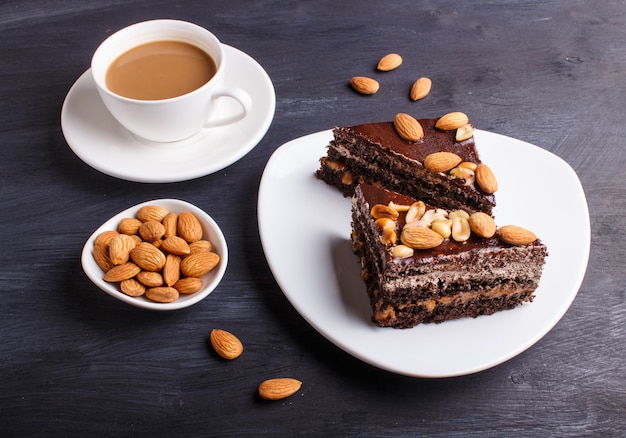 Tarta de chocolate con caramelo, maní y almendras