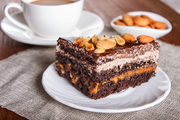 Tarta de chocolate con caramelo, maní y almendras