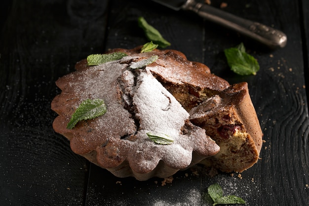 Tarta de chocolate con cereza, textura desmenuzable