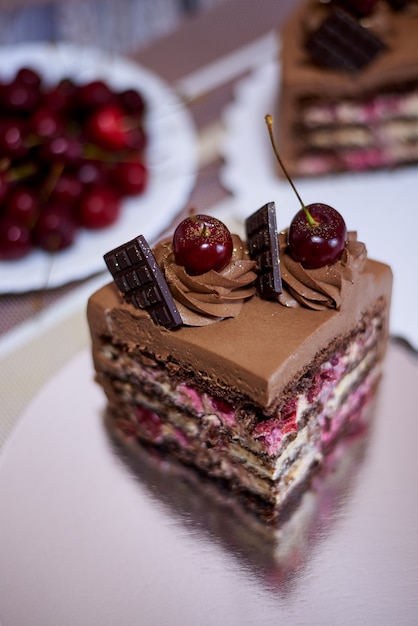 Foto tarta de chocolate con cereza