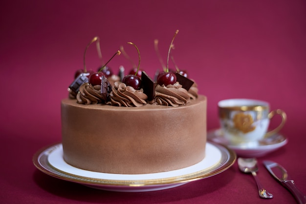 Tarta de chocolate con cerezas