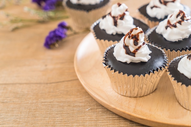 Tarta de chocolate con crema batida