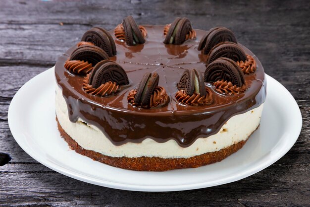 Tarta de chocolate con decoración rellena de galleta