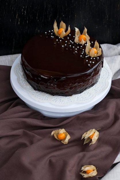 Tarta de chocolate decorada con physalis de naranja