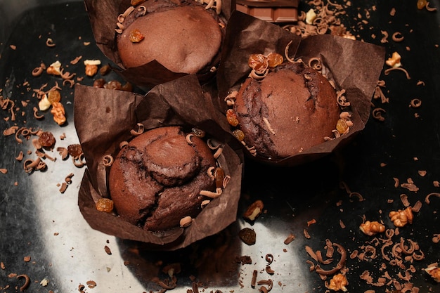 Tarta de chocolate fondant bizcocho muffins de chocolate con nueces pasas y rallado de chocolate