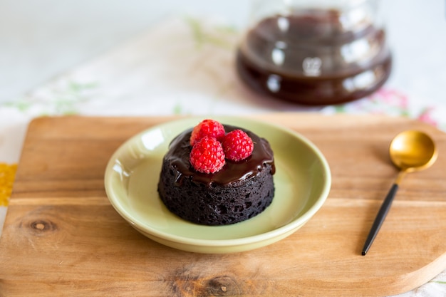 Tarta de chocolate fondant Mini tarta de fondant con glaseado Delicioso postre Chocolate casero de lava