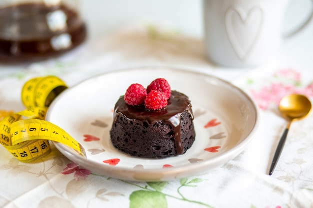 Tarta de chocolate fondant Mini tarta de fondant con glaseado Delicioso postre Chocolate casero de lava