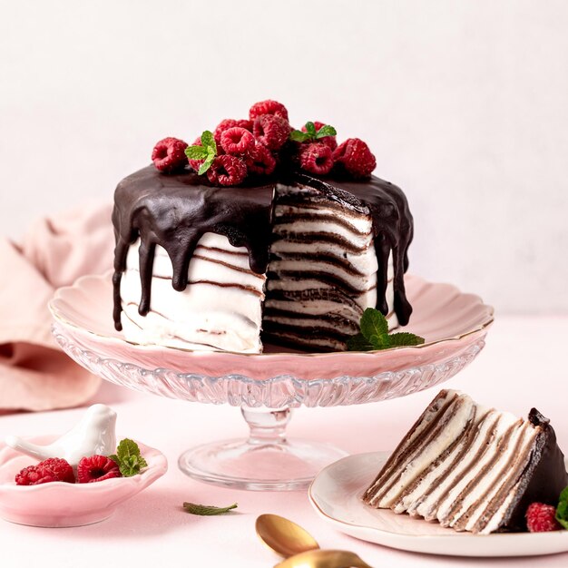 Tarta de chocolate con frambuesas frescas sobre un fondo rosado