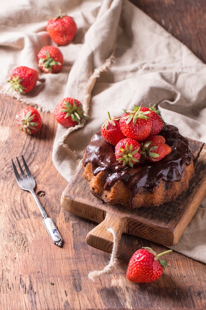 Tarta de chocolate con fresas