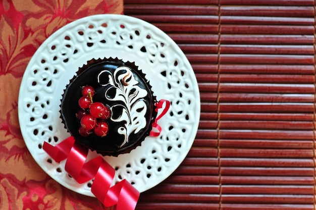 Tarta de chocolate con grosellas rojas