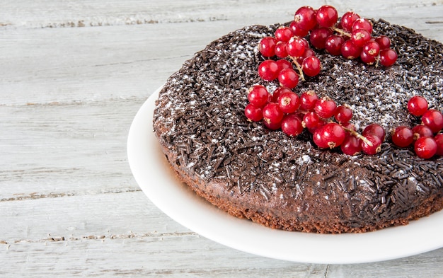 Tarta de chocolate con grosellas