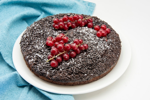 Tarta de chocolate con grosellas