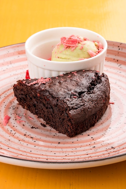 Tarta de chocolate con helado de pistacho