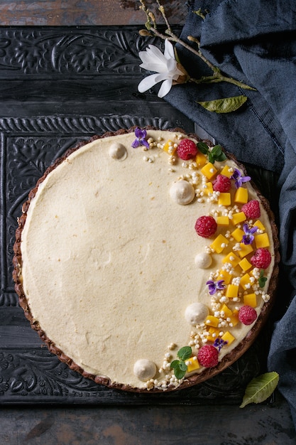 Tarta de chocolate con mango y frambuesas