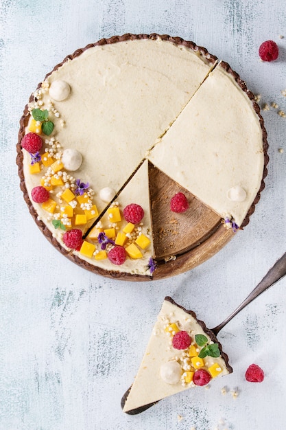 Tarta de chocolate con mango y frambuesas.