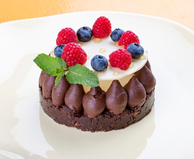 Tarta de chocolate con panna cotta y mermelada de frambuesas frescas