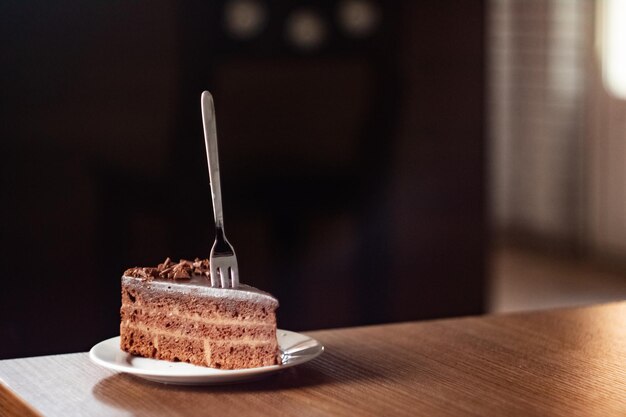 Tarta de chocolate en plato y tenedor