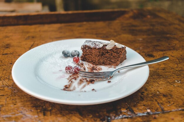 Foto tarta de chocolate en primer plano en un plato en la mesa