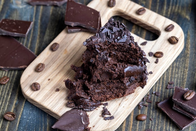 Tarta de chocolate con relleno de chocolate en la mesa